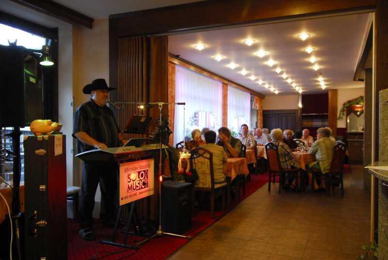 Hotel Prom Svoboda nad Upou Bagian luar foto