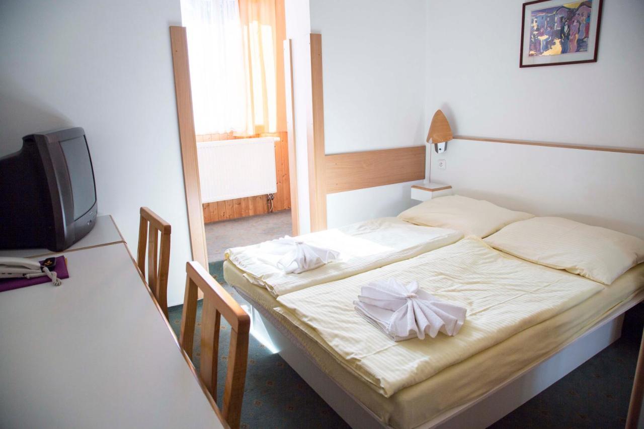 Hotel Prom Svoboda nad Upou Bagian luar foto