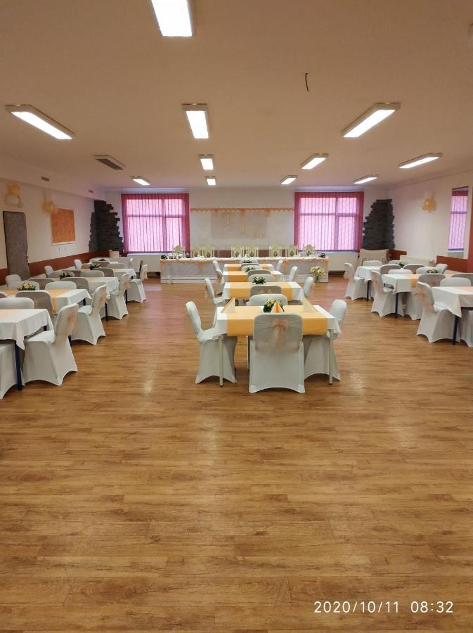 Hotel Prom Svoboda nad Upou Bagian luar foto